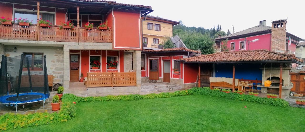 Радкината Къща Hotell Koprivsjtitsa Exteriör bild