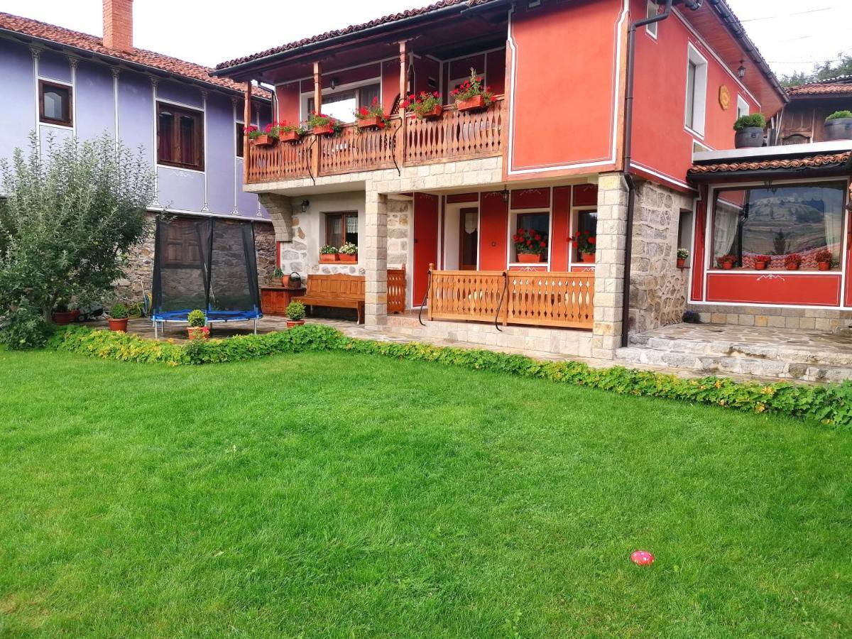 Радкината Къща Hotell Koprivsjtitsa Exteriör bild