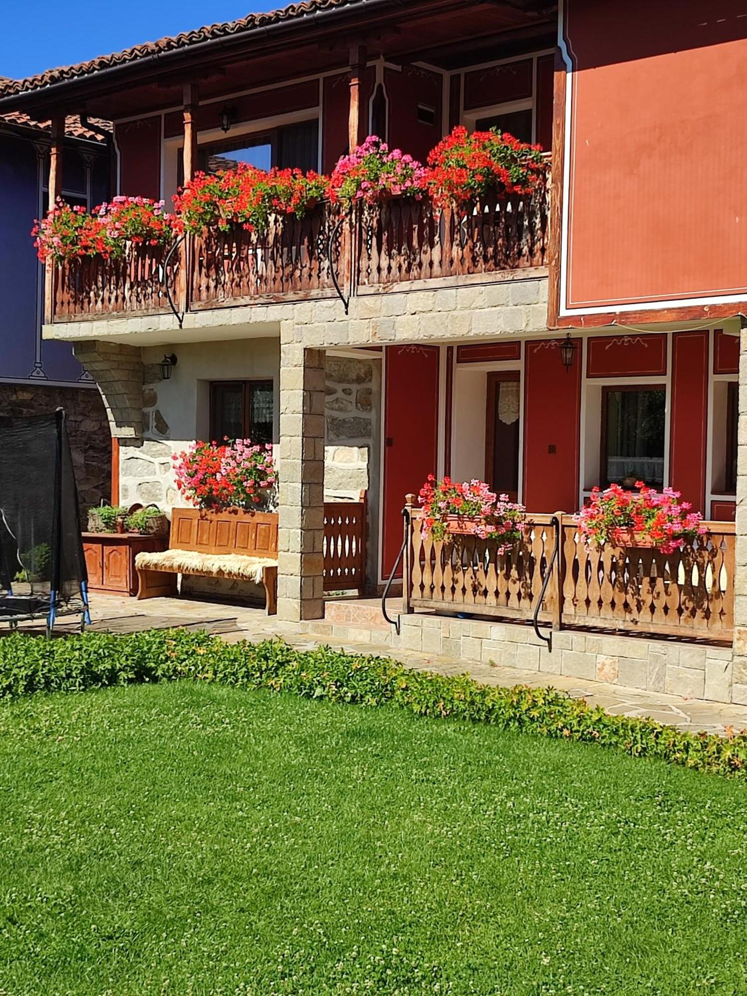Радкината Къща Hotell Koprivsjtitsa Exteriör bild